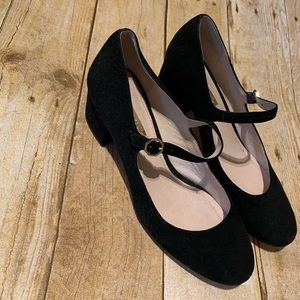 Black velvet pumps